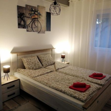 Apartman Petres ソンボル エクステリア 写真